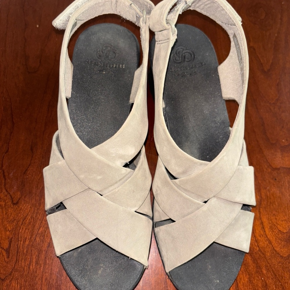 Clarks Cloudsteppers Sandals Womens 5m
Grey suede Slingback Wedge